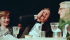 El presidente George H.W. Bush se ríe mientras ve a Jim Morris imitarle en la cena de 1989.Mark Reinstein/Corbis/Getty Images