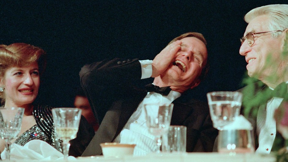El presidente George H.W. Bush se ríe mientras ve a Jim Morris imitarle en la cena de 1989.Mark Reinstein/Corbis/Getty Images