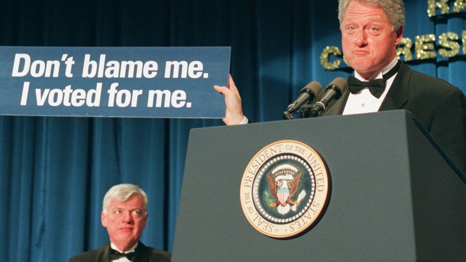 El presidente Bill Clinton sostiene una pancarta que proclama: "No me culpes. Yo voté por mí", en la cena de 1996. Clinton estaba ensayando algunos eslóganes potenciales para pegatinas de parachoques.J. Scott Applewhite/AP