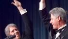 Clinton choca los cinco con un "clon" suyo interpretado por el actor Darrell Hammond en 1997.Stephen Jaffe/AFP/Getty Images