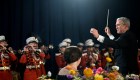 El presidente George W. Bush dirige la Banda del Cuerpo de Marines durante la cena en 2008.Kristoffer Tripplaar/Pool/Getty Images