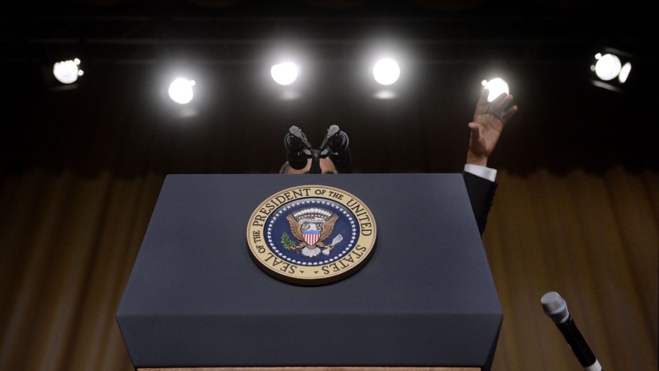 Obama suelta el micrófono tras hablar en su última Cena de Corresponsales en 2016. "Obama fuera", dijo.Olivier Douliery/Pool/Getty Images