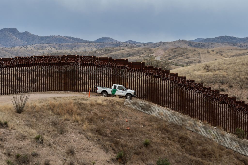 muro fronterizo arizona mujer