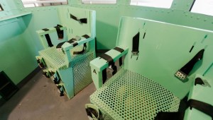 En esta foto se ve la cámara de gas del corredor de la muerte de San Quentin antes de ser desmantelada en la prisión estatal de San Quentin, en California, el 13 de marzo de 2019. (Crédito: Departamento de Correcciones y Rehabilitación de California)