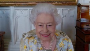 La reina Isabel mantuvo una videollamada con trabajadores de un hospital
