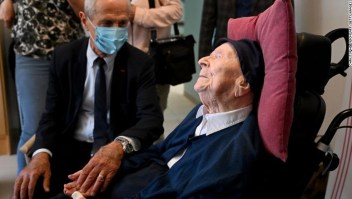 Toulon's mayor Hubert Falco (L) speaks with 118 year-old French catholic nun Andre Randon at the Saint-Catherine-Laboure nursing home where she lives in Toulon, southern France, on April 26, 2022, after she became the world's oldest known person following the death announced the day before of a Japanese woman one year her senior. - Lucile Randon, known as Sister Andre, was born in southern France on February 11, 1904, when World War I was still a decade away. (Photo by CHRISTOPHE SIMON / AFP) (Photo by CHRISTOPHE SIMON/AFP via Getty Images)