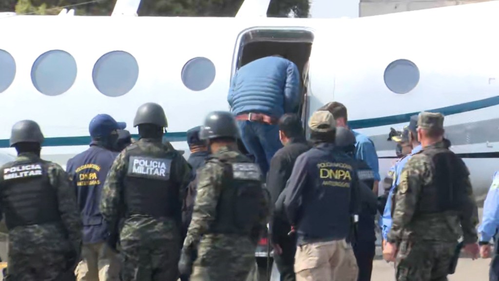 Juan Orlando Hernández aborda un avión de la DEA