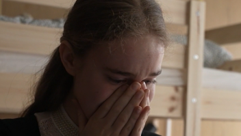“Trato de no llorar”: así sobrevive una joven ucraniana lejos de su familia por la guerra