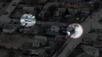 Dron muestra el momento en el que rusos matan a un ciclista en Bucha