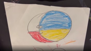 Niños ucranianos relatan la guerra con dibujos