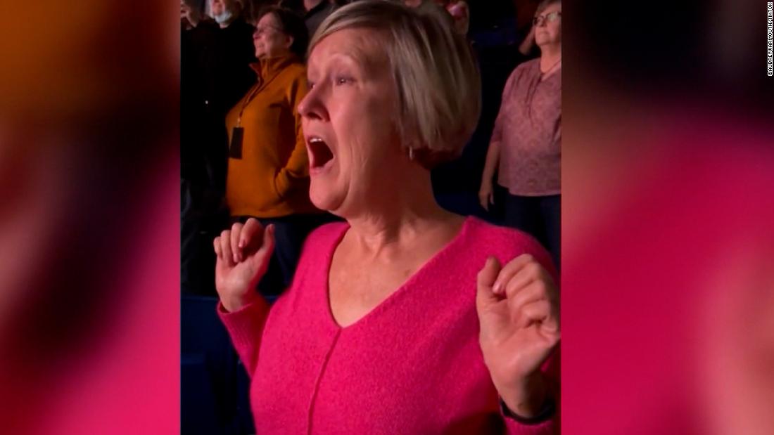  El video de esta mamá en un concierto de Elton John se hace viral en TikTok
