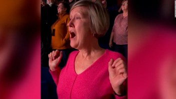  El video de esta mamá en un concierto de Elton John se hace viral en TikTok