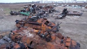 Dron sobrevuela un cementerio de tanques de guerra en Bucha