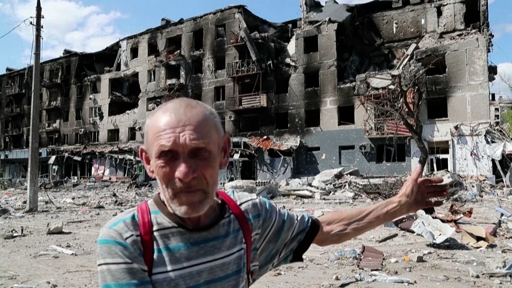“Es una masacre”: el desgarrador testimonio de un anciano que sobrevivió a un bombardeo en Mariúpol 