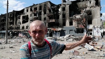 “Es una masacre”: el desgarrador testimonio de un anciano que sobrevivió a un bombardeo en Mariúpol 
