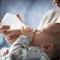 Por qué los pediatras no recomiendan compartir la leche materna