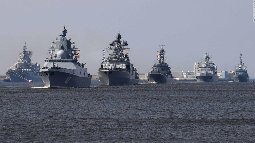 ¿Qué hacen delfines alrededor de una base naval rusa?