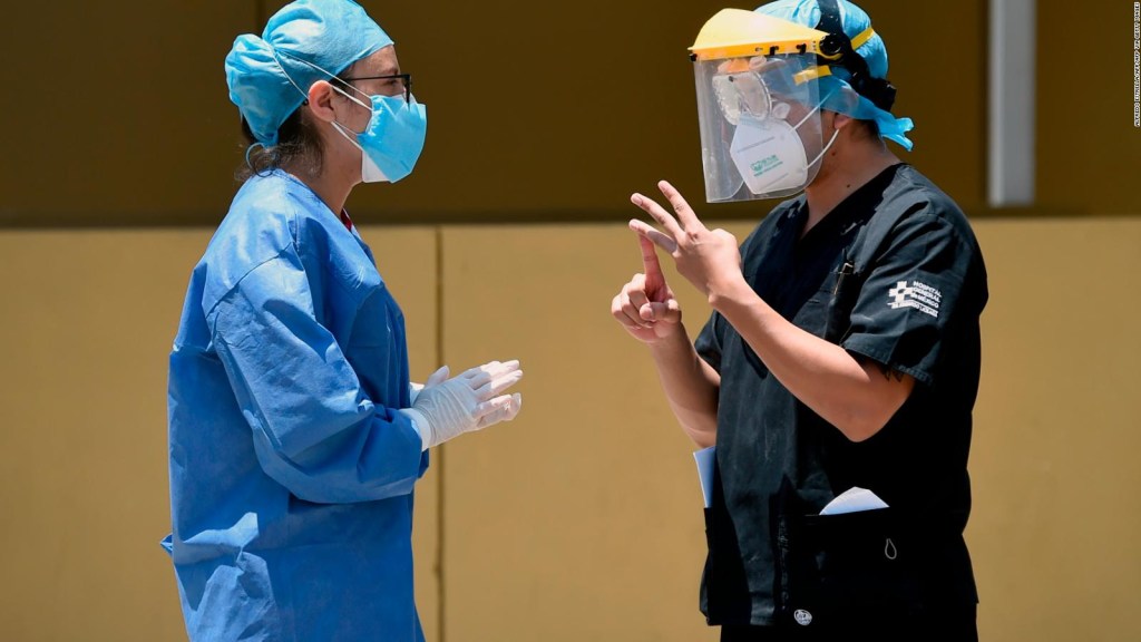 Cirujano: México tiene muchos médicos y salarios bajos