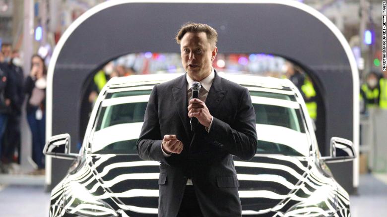 Elon Musk, CEO de Tesla, habla durante la inauguración oficial de la nueva planta de fabricación de autos eléctricos, el 22 de marzo de 2022, cerca de Gruenheide, Alemania.