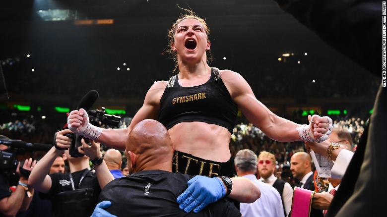 Katie Taylor celebra la victoria tras su combate por el campeonato mundial indiscutible de peso ligero contra Amanda Serrano en el Madison Square Garden de Nueva York.