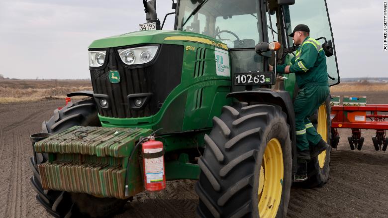 Rusos roban vehículos agrícolas de Ucrania, pero no sirven. ¿Por qué?