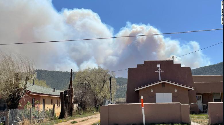 El humo del incendio de Calf Canyon se podía ver en Mora, Nuevo México, este viernes.