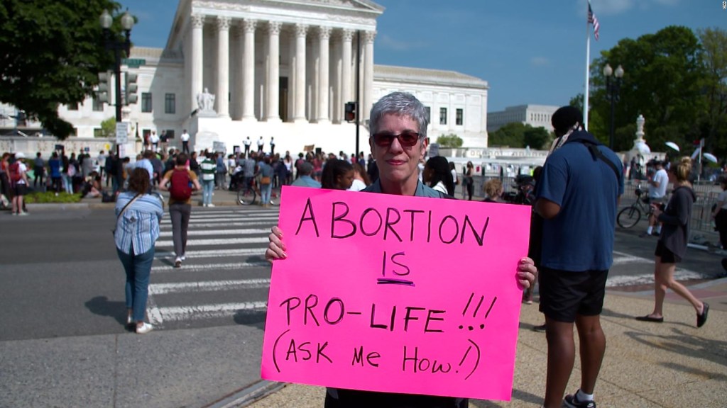 Roe vs. Wade: una mujer comparte su historia de aborto durante manifestación
