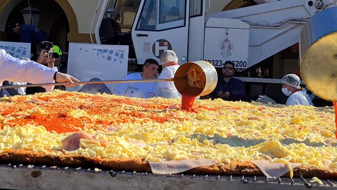 Mira cómo preparan una milanesa de más de 900 kilos en Argentina