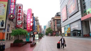 La calle peatonal Nanjing Road, casi vacía, se ve durante la festividad del 1 de mayo de 2022 en Shanghái, China.