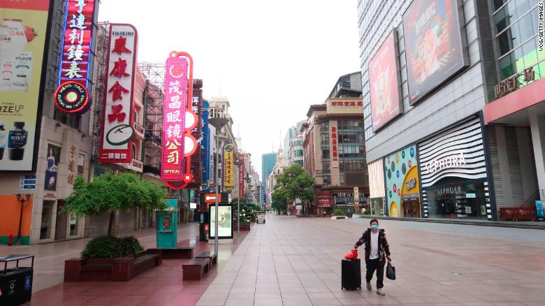 La calle peatonal Nanjing Road, casi vacía, se ve durante la festividad del 1 de mayo de 2022 en Shanghái, China.