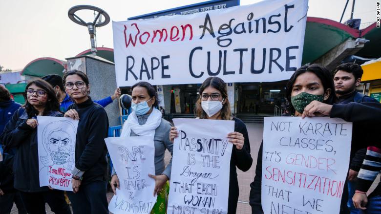 Estudiantes universitarios protestan tras la violación en grupo de una niña en Nueva Delhi, en Kolkata, India, el sábado 29 de enero de 2022.