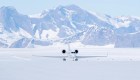 Mira cómo es aterrizar aviones en la Antártida