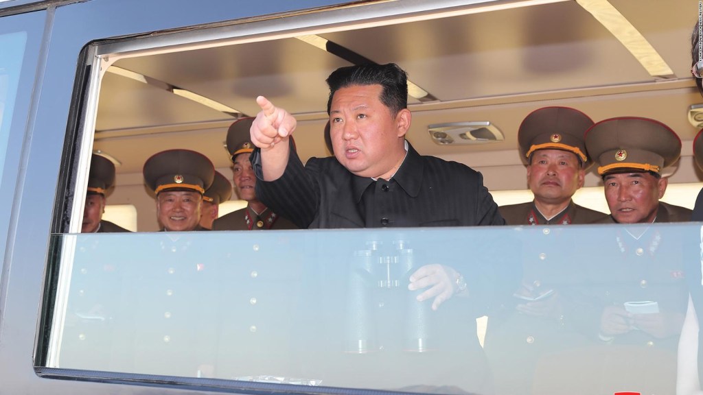 Kim Jong Un verificando un lanzamiento de un misil, en una fotografía de archivo.