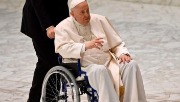 El papa Francisco se presentó a una audiencia en silla de ruedas