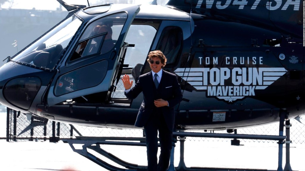 Tom Cruise llega en su helicóptero al estreno de "Top Gun: Maverick"