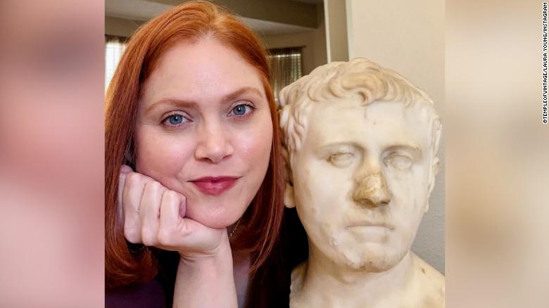 Laura Young y el busto de 52 libras que encontró en agosto de 2018.