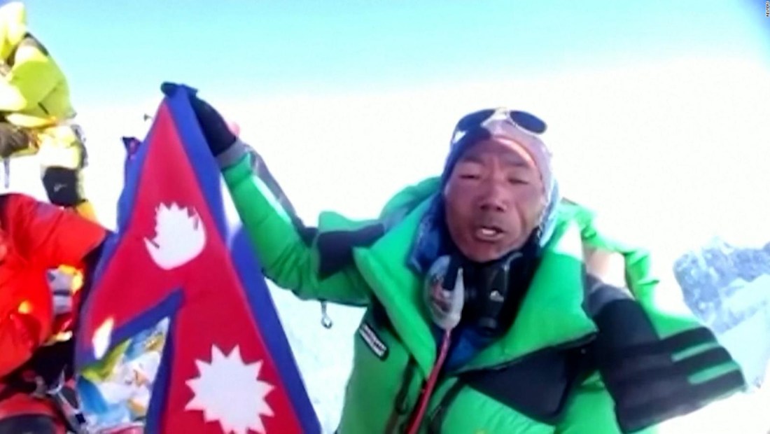 Nepalí rompe su propio récord escalando el Everest