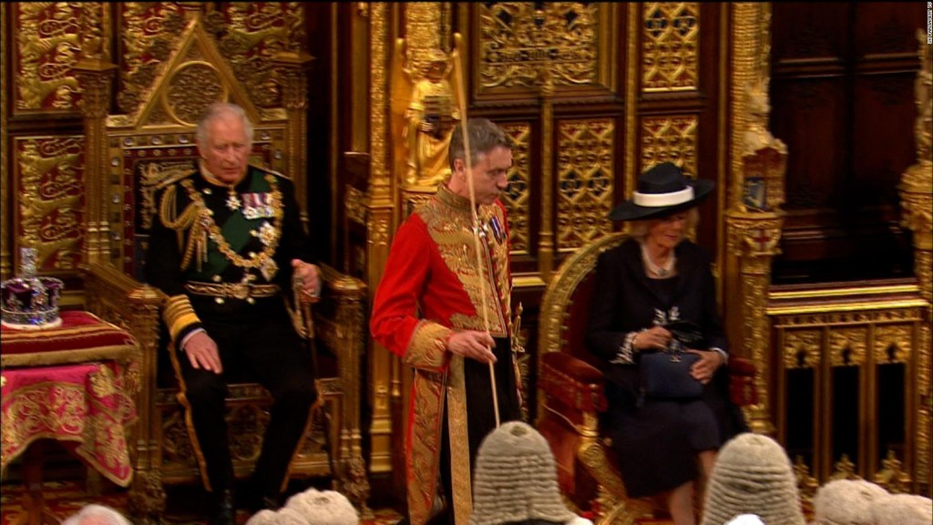 El príncipe Carlos sustituye a la reina por primera vez