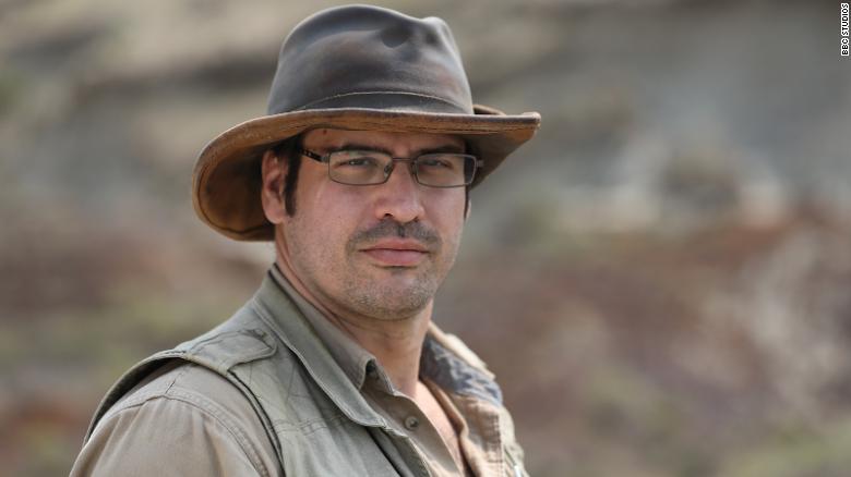 El paleontólogo Robert DePalma es fotografiado en la excavación de Tanis, en Dakota del Norte.