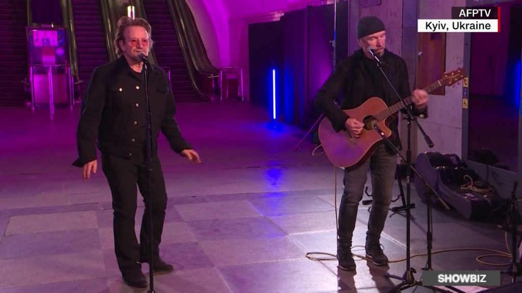 Bono y The Edge dan un concierto en una estación de metro para refugiados en Kiev