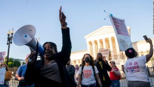 La representante estadounidense Cori Bush (izq.) (demócrata) se une a los activistas por el derecho al aborto frente al Tribunal Supremo de Estados Unidos en Washington, DC, el 10 de mayo de 2022.