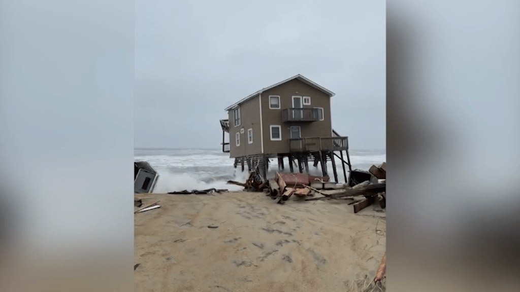 Une maison est emportée par la mer en Caroline du Nord