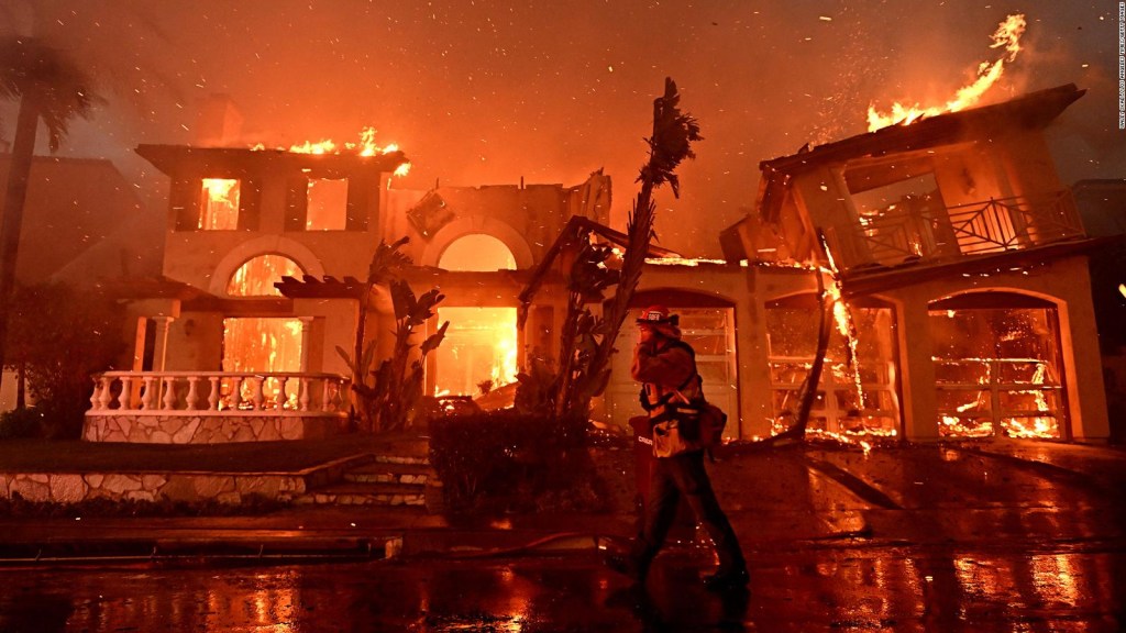 Así devoró un incendio forestal mansiones en California