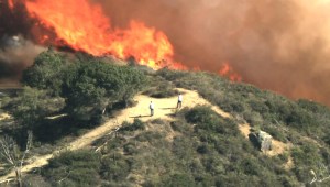 Las llamas de feroces incendios en California arrasan varias casas