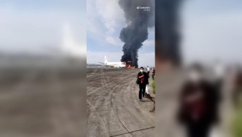 Así se incendió un avión tras salirse de pista en China