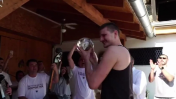 Jokic y su particular forma de recibir el MVP de la NBA