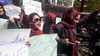 Protestas luego que talibanes ordenaran a las mujeres cubrirse el rostro
