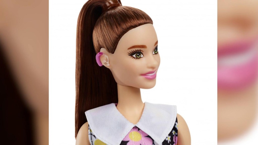 Cuenta con Barbie con auriculares de audio para personas con discapacidad auditiva.
