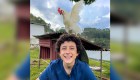 Joven se muda al campo y ahora es experto en gallinas