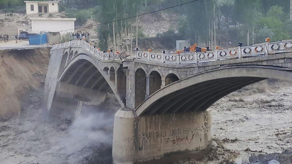 Puente en Pakistán se viene abajo por deshielo de glaciar